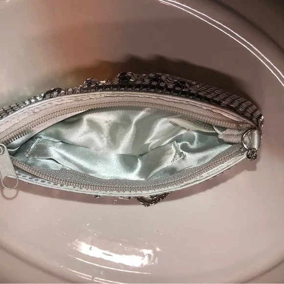 VINTAGE SILVER MESH EVENING BAG PURSE CLUTCH SILVER CHAIN STRAP NEW SATIN LINED - Picture 3 of 5